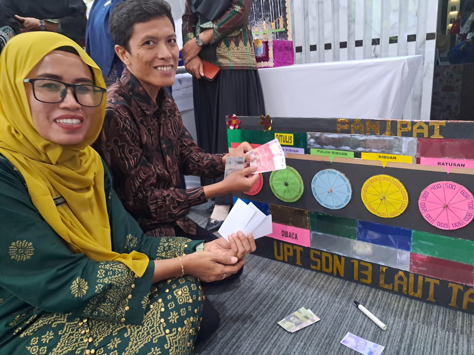 PANIPAT: Marudut Manurung, guru kelas 5 SDN 13 Kecamatan Laut Tador, Batu Bara, menjelaskan soal Panipat di sela-sela panen karya. Ia didampingi kepala sekolah Pristiwarni dan guru kelas lainnya.