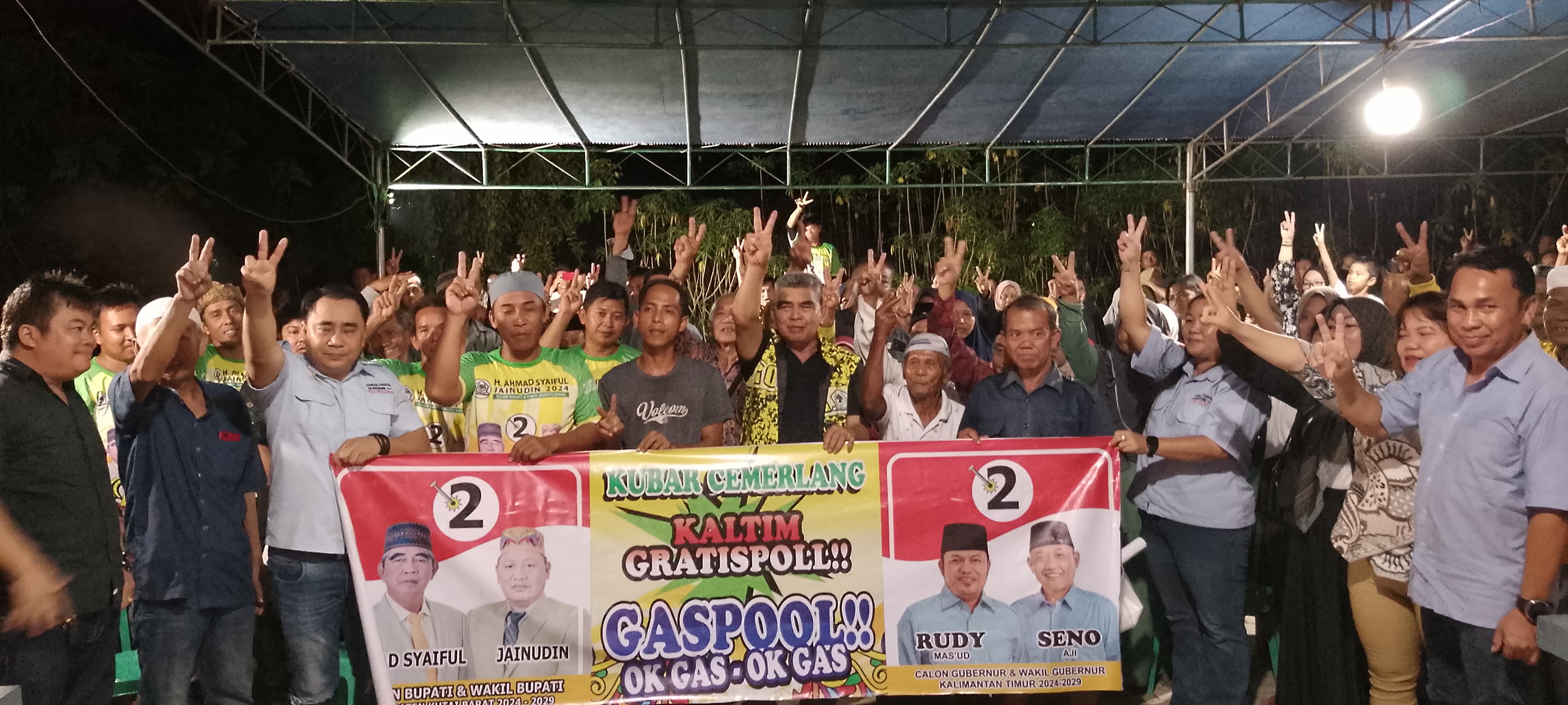 Warga Sukomulyo, Kecamatan Long Iram, siap bekerja memenangkan Paslon nomor urut 2, AHJI, untuk perubahan Kabupaten Kubar, Selasa (29/10/2024). (Metrodaily/Jantro Naibaho)