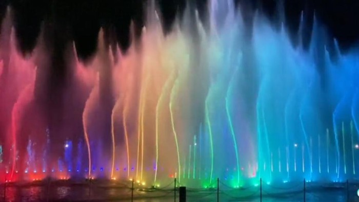 Suasana atraksi air di Waterfront Pangururan, Samosir.