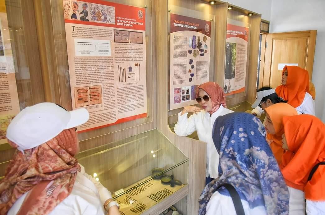 Pj. Ketua TP PKK Kabupaten Tapteng, Ny. Ade Sugeng Riyanta saat berada di Museum Fansuri Situs Bongal.