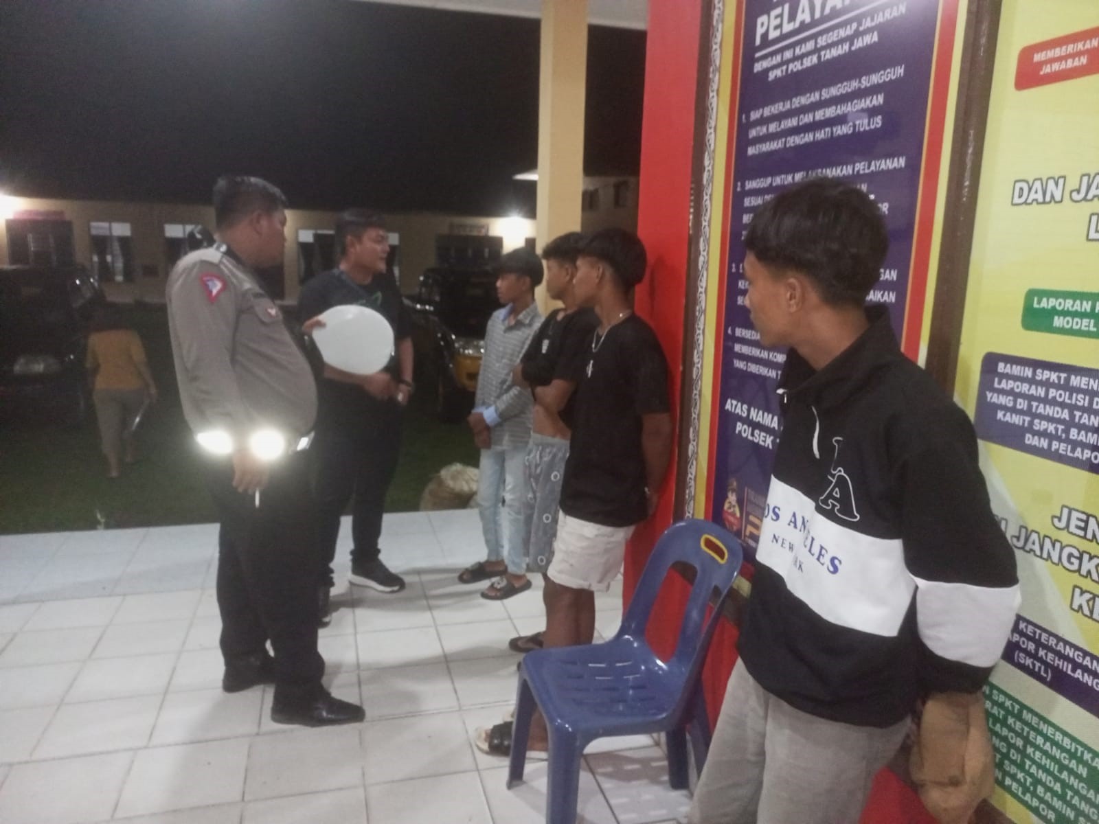 Para remaja yang diamankan mendapatkan pembinaan di Polsek Tanah Jawa.