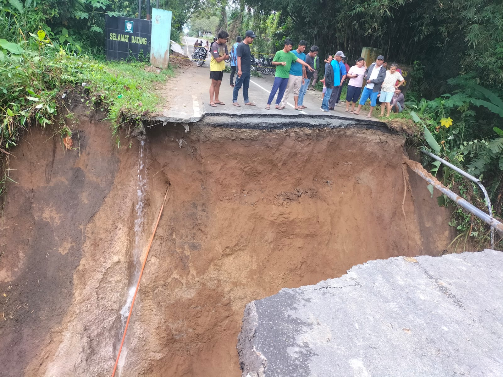 Jembatan penghubung Kecamatan Tanah Jawa dan Kecamatan Hatonduhan,  di Tanjung Pasir, putus total, Selasa 5 November 2024  sekitar pukul 22:45.