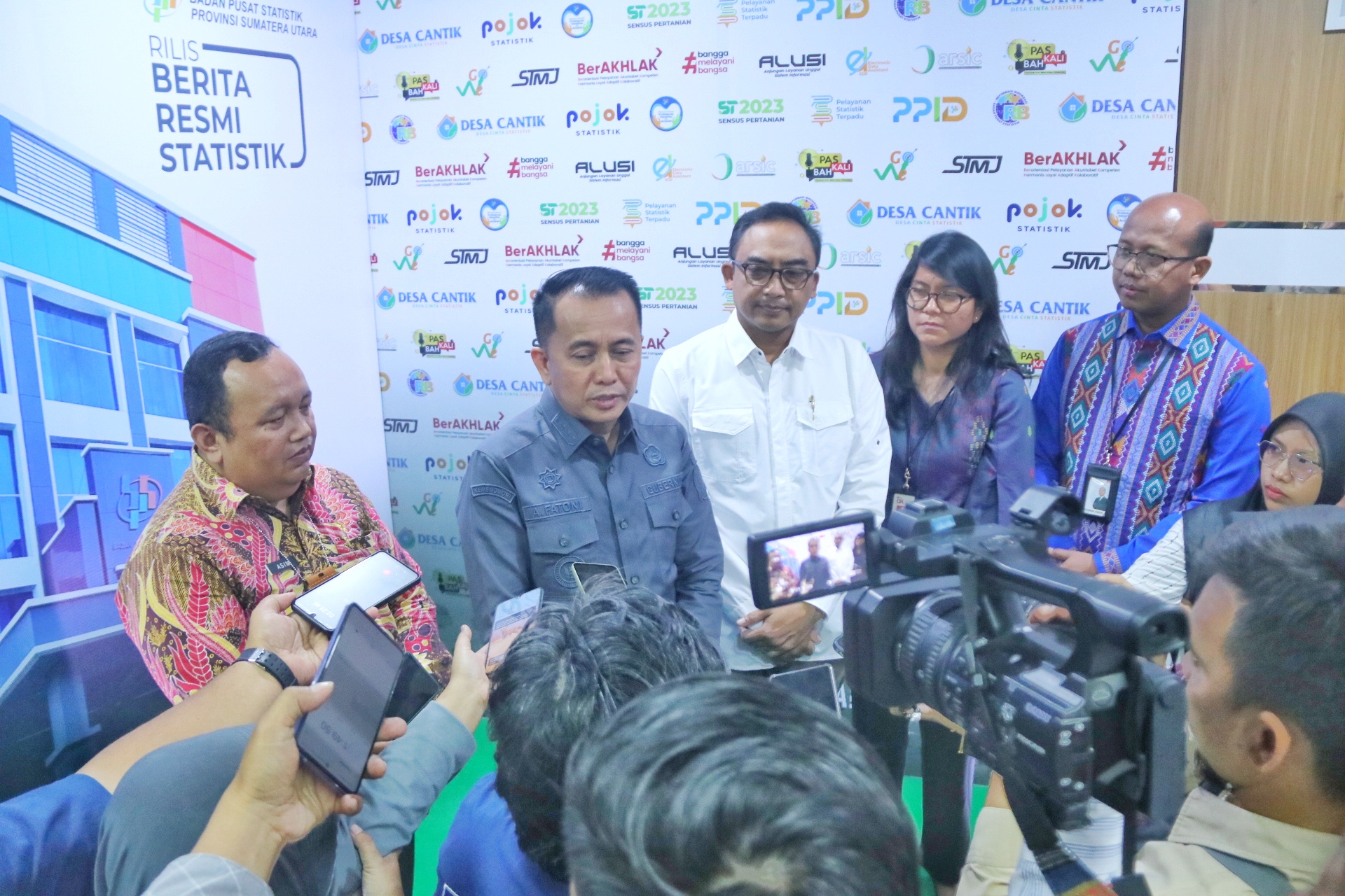 Pj&nbsp;Gubsu, Agus Fatoni menghadiri Pers Rilis Berita Resmi Statistik Sumatera Utara Bulan November 2024 di Aula Kantor Badan Pusat Statistik Sumut Jalan Asrama Nomor 179 Medan, Selasa (5/11/2024).