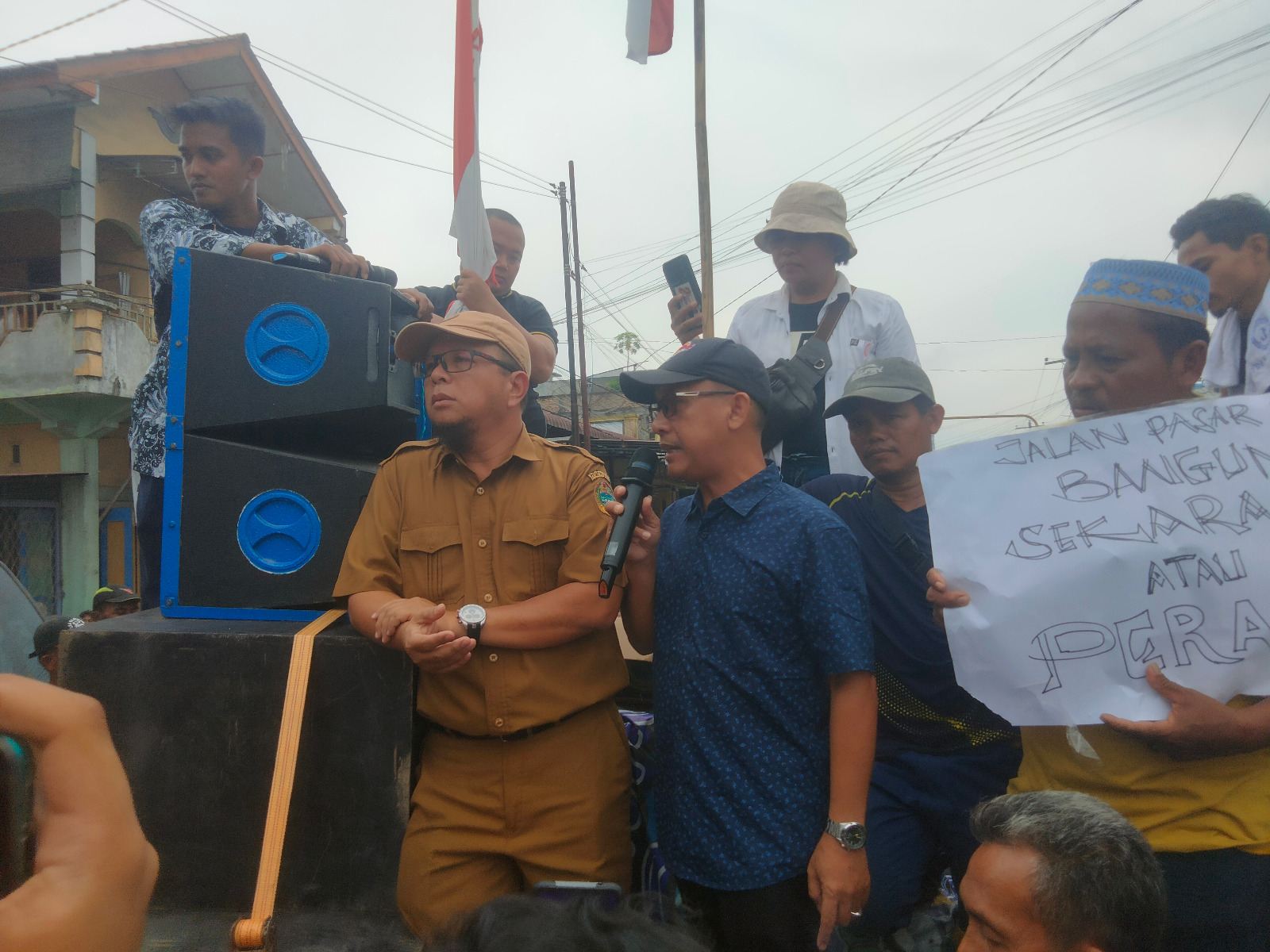 Perwakilan UPTD PUPR Provsu saat menemui pengunjukrasa di lokasi aksi.