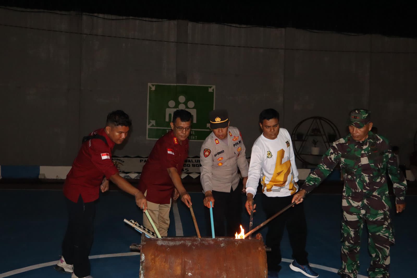 Pemusnahan barang hasil razia gabungan.