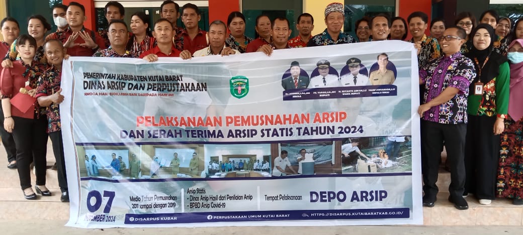 Dinas Arsip dan Perpustakaan Kubar, Yosef Stevanson memusnahkan sebanyak 2.256 berkas tak miliki nilai guna, Kamis (07/11/2024). (Metrodaily/Jantro Naibaho)
