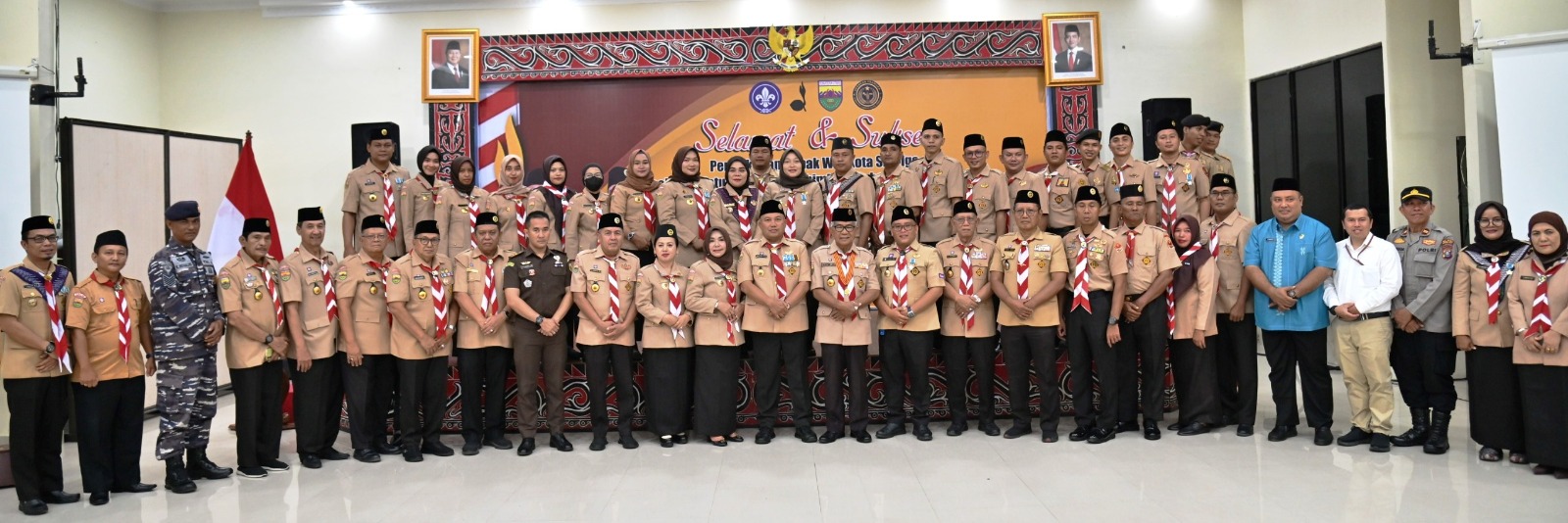 Pengurus Kwarda Pramuka Sumut, Kamabicab Pramuka Sibolga H. Jamaluddin Pohan, pengurus Kwarcab Pramuka Sibolga dan unsur forkopimda foto bersama usai pelantikan, Rabu (13/11).