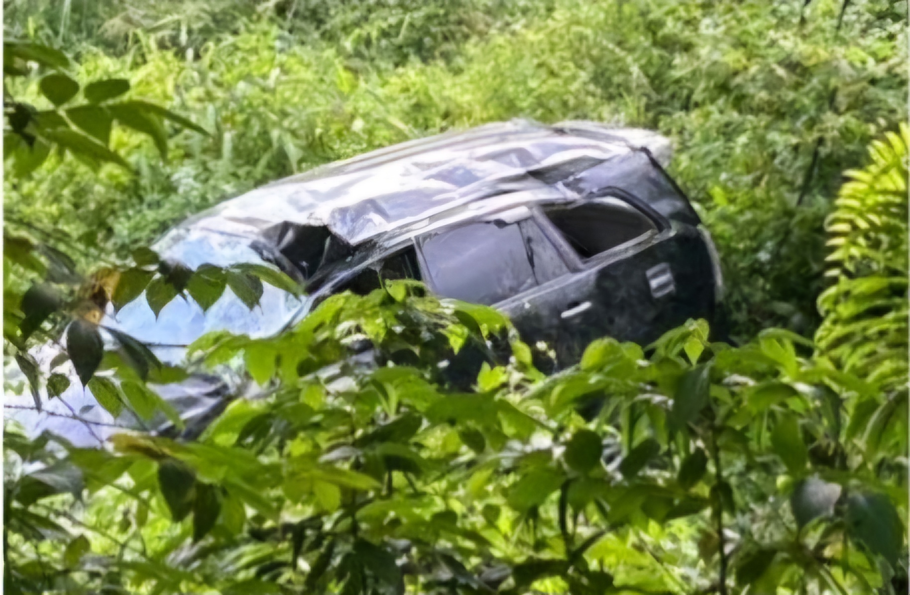 Satu unit mobil mini bus jenis Toyota Innova warna hitam, BK 1256 YT terjun ke jurang di Jalinsum Desa Jangga Dolok, Kecamatan Lumban Julu, Kabupaten Toba, Jumat (15/11/202