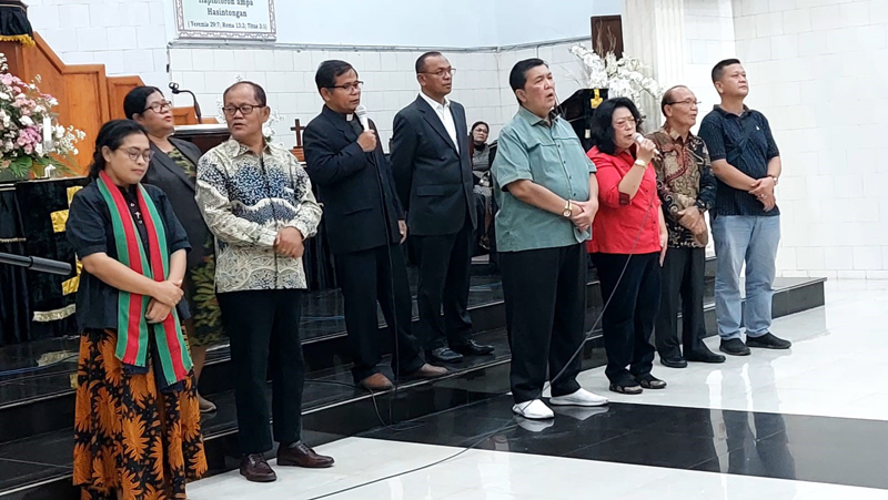 St Yan Santoso Purba bersama majelis GKPS Jalan Sudirman Pematangsiantar.