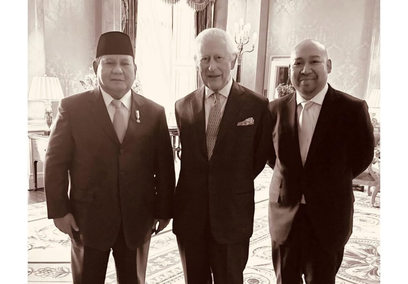 Presiden Prabowo Subianto berfoto bersama Raja Charles III di Istana Buckingham, Inggris, Kamis (21/11).