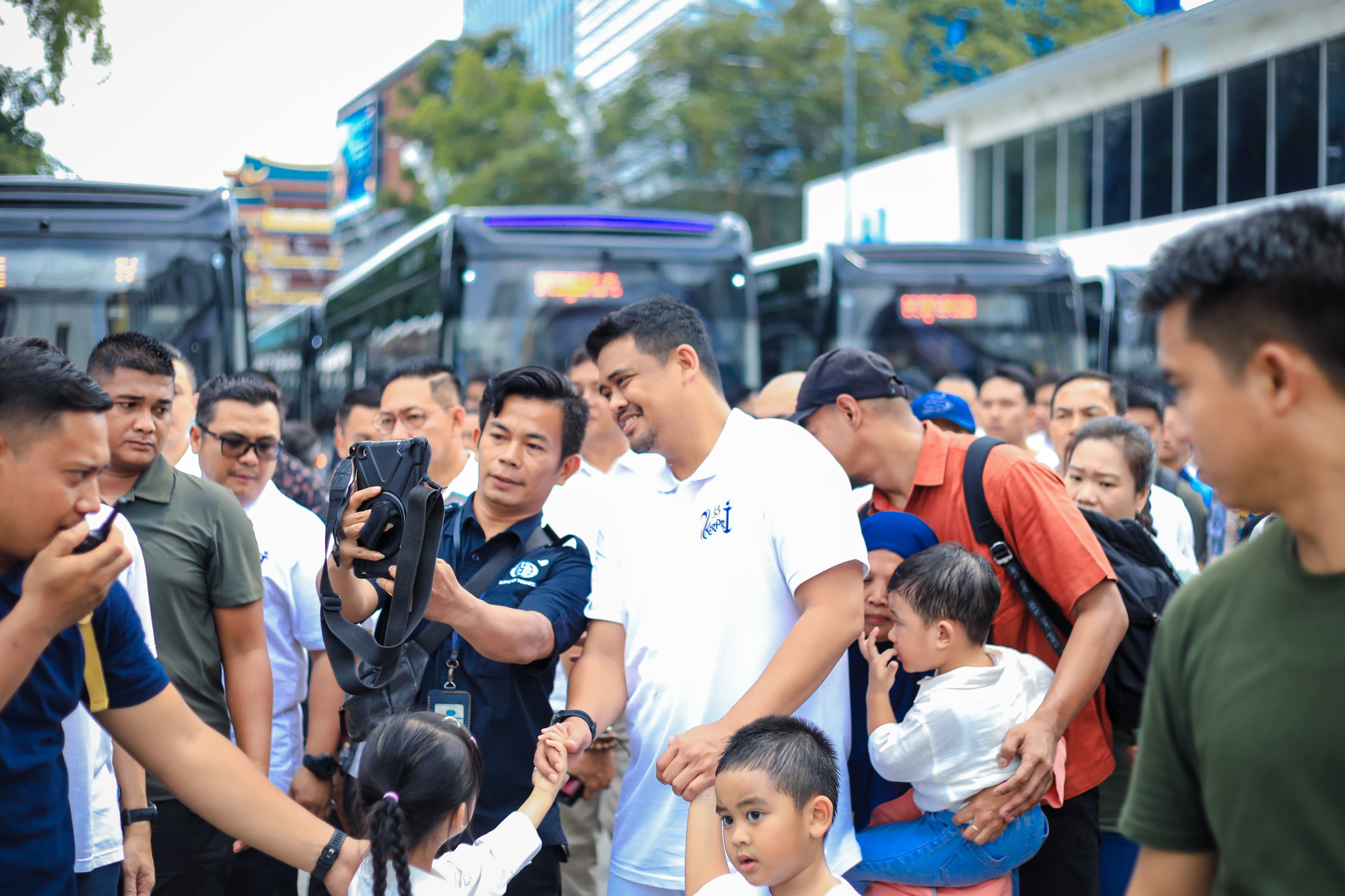 Wali Kota Medan Bobby Nasution saat meluncurkan 60 bus listrik Pemko Medan di seputaran lapangan Merdeka, Minggu (24/11/24).