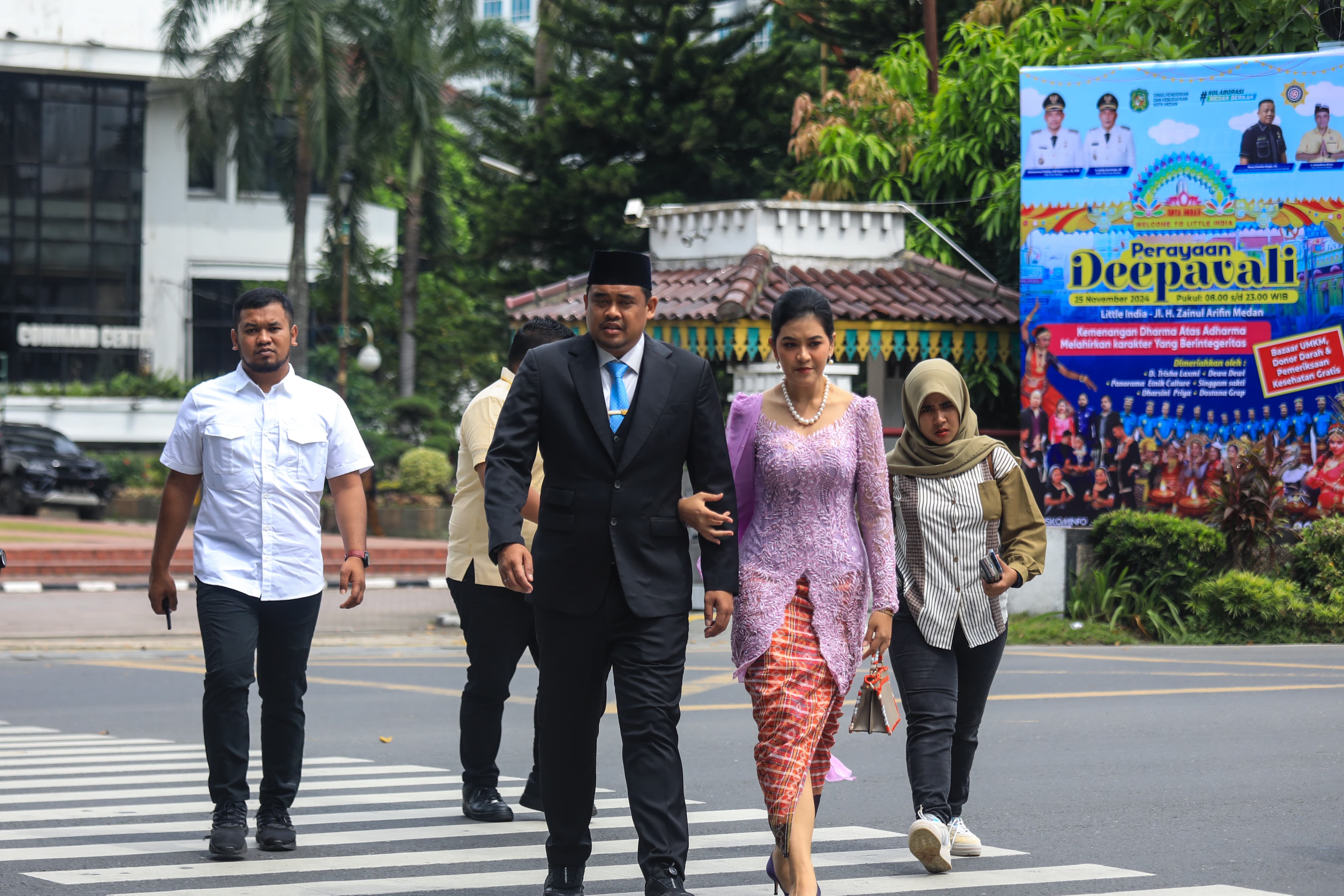 Bobby Nasution dan Kahiyanh Ayu menghadiri pelantikan pimpinan DPRD Medan.