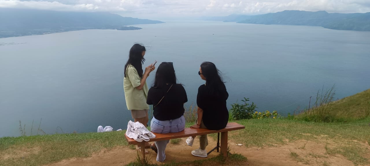 Pengunjung sedang menikmati pemandangan yang indah.