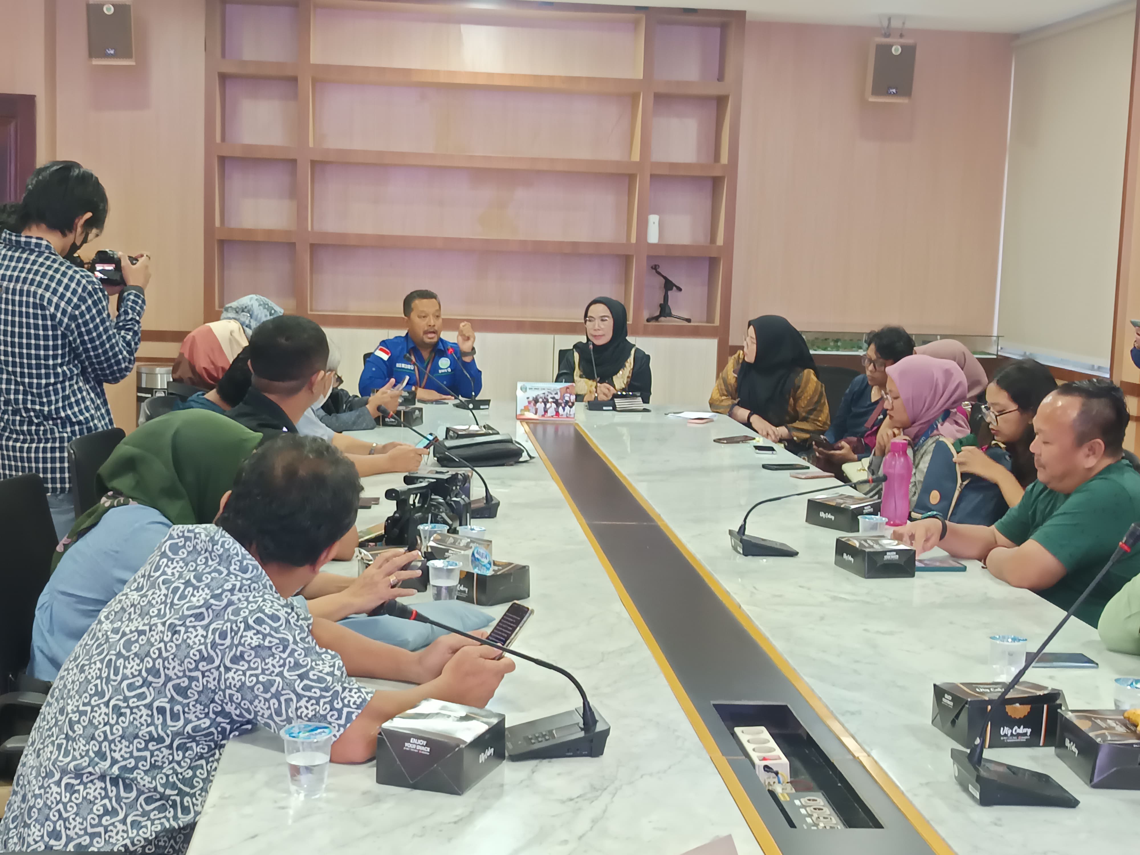 Kepala BMKG Wilayah I Medan, Hendro Nugroho didampingi Kabid Penanganan Darurat, Peralatan, dan Logistik BPBD Sumut, Sri Wahyuni dan Kabid IKP Diskominfo Sumut, Harvina Zuhra dalam temu pers, Kamis.
