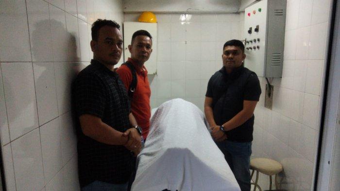 Jenazah korban yang tewas terjatuh dari lantai tiga Mal Plaza Medan Fair, saat berada di rumah sakit sebelum dibawa oleh keluarga.