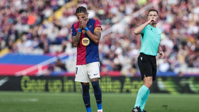 Barcelona tumbang 1-2 saat menjamu Las Palmas di Estadi Olimpic Lluis Companys dalam lanjutan LaLiga, Sabtu (30/11/2024) malam WIB. Satu-satunya gol El Barca dicetak oleh Raphinha.
