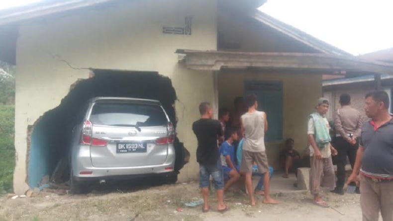 Mobil Toyota Avanza menabrak rumah warga di Sipoholon Taput.