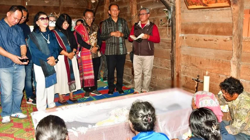 Pemkab Samosir diwakili Sekdakab Samosir, Marudut Tua Sitinjak, menyampaikan belasungkawa.