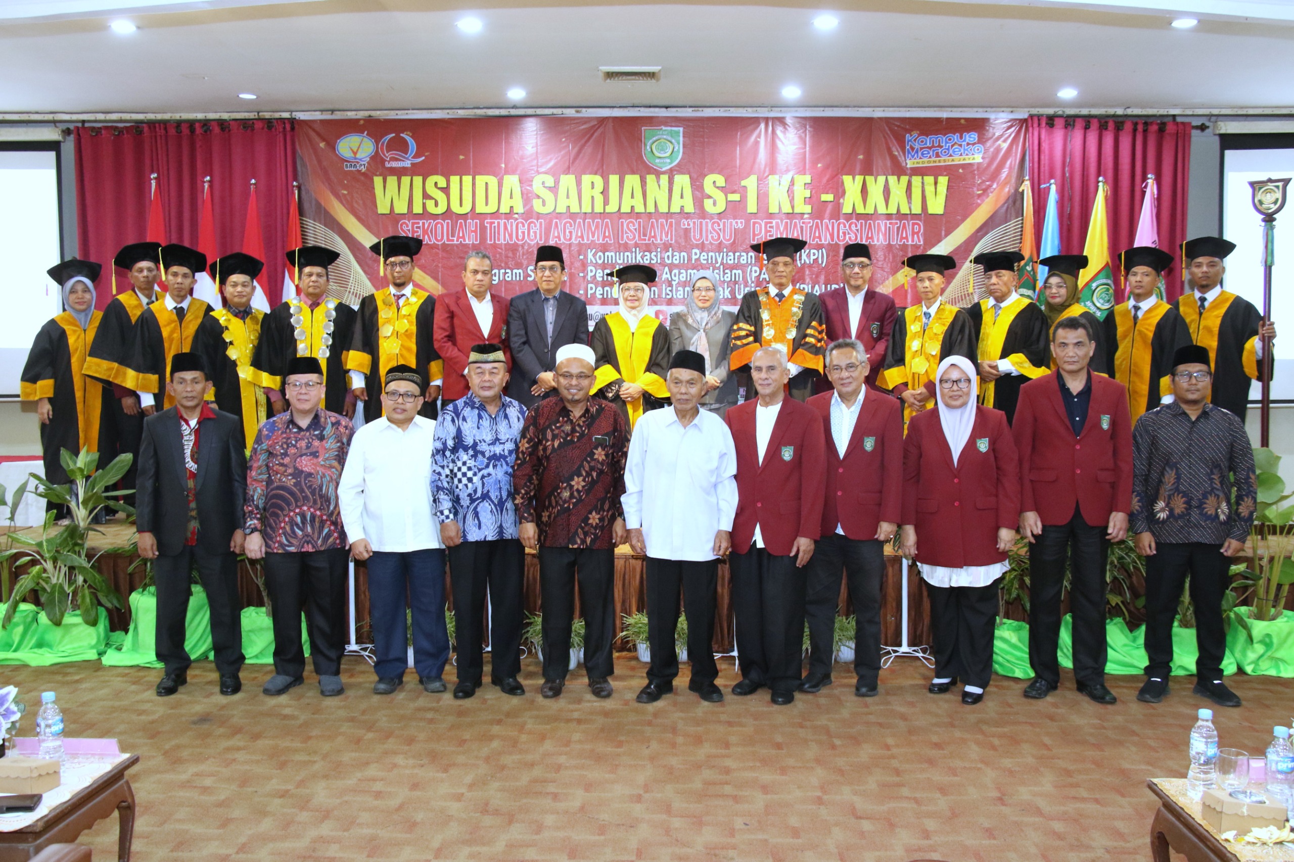 Ketua STAI "UISU" Pematangsiantar Saleh Adri SAg MA dan Koordinator Kopertais Wilayah IX Sumut yang juga Rektor UINSU Prof Dr Nurhayati MAg, Ketua Umum Yayasan UISU Ir Indra Gunawan MP.