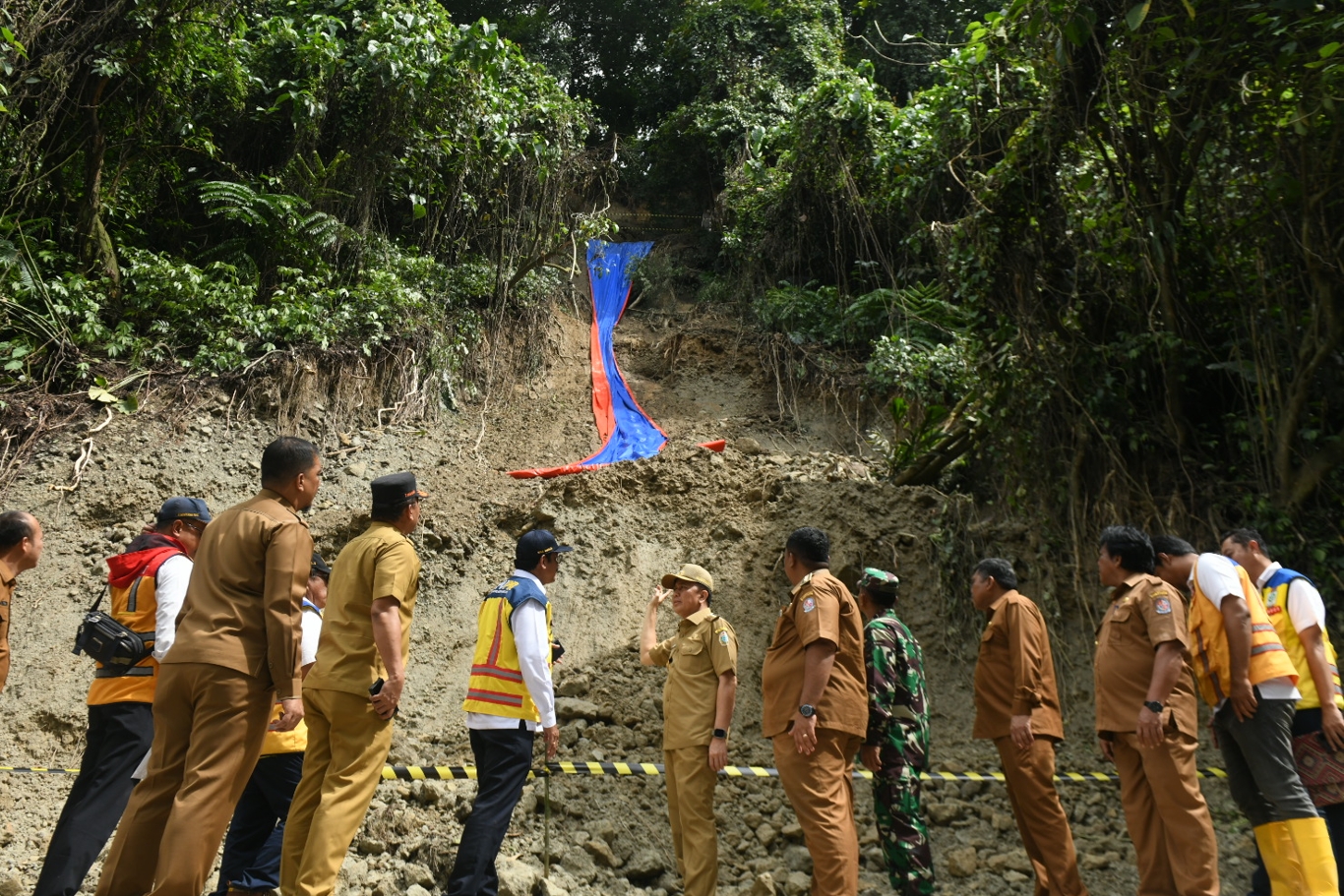 Pj Gubernur Sumatera Utara (Sumut) Agus Fatoni meninjau lokasi longsor di Jalan Medan-Berastagi Kecamatan Sibolangit, Senin (2/12/2024). Longsor telah menelan 10 korban jiwa di lokasi tersebut pada 26