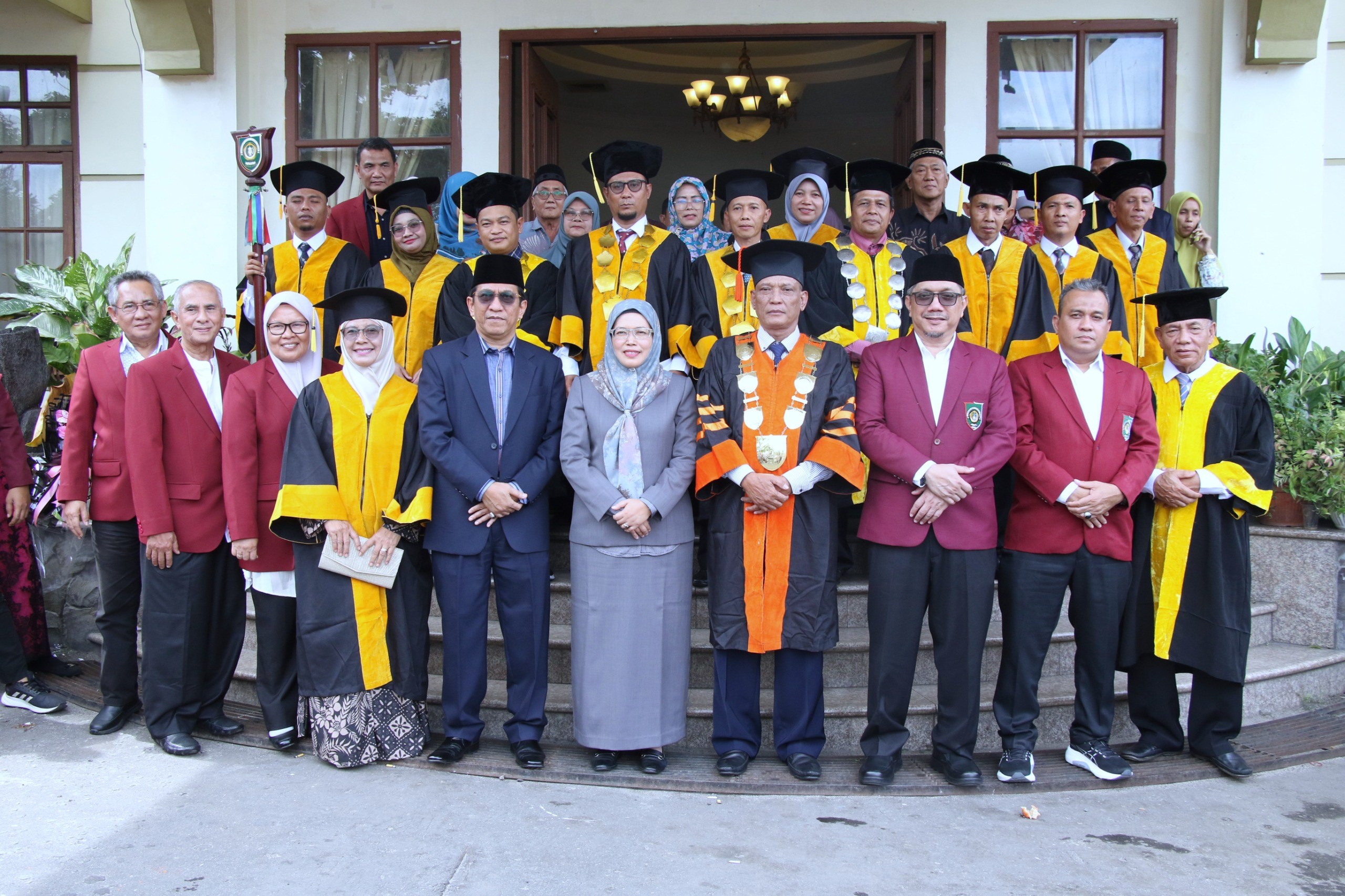 Ketua STAI "UISU" Pematangsiantar Saleh Adri SAg MA dan Koordinator Kopertais Wilayah IX Sumut yg juga Rektor UINSU Prof Dr Nurhayati MAg, Ketua Umum Yayasan UISU Ir Indra Gunawan MP foto bersama.