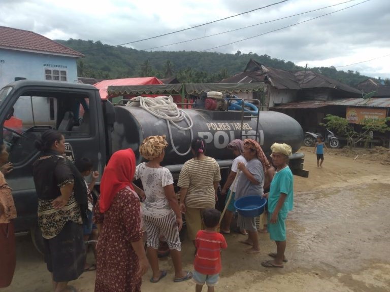 Polres Tapsel mengerahkan bantuan air bersih bagi masyarakat korban banjir bandang sebagai wujud aksi kemanusiaan di Desa Hurase.