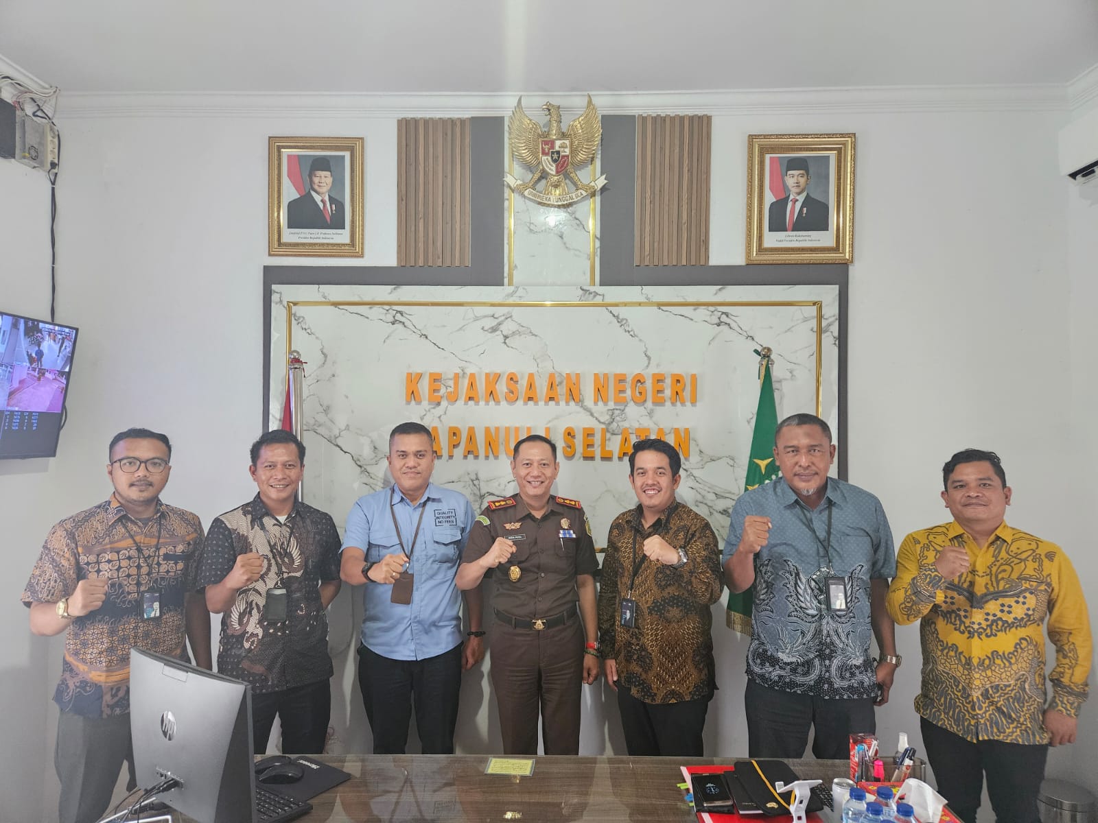 Pinca BRI BO Padangsidimpuan Alde Tio Putra dan Kajari Tapsel, Muhammad Indra Muda Nasution, saat pertemuan silaturahmi di Kantor Kejari Tapsel.