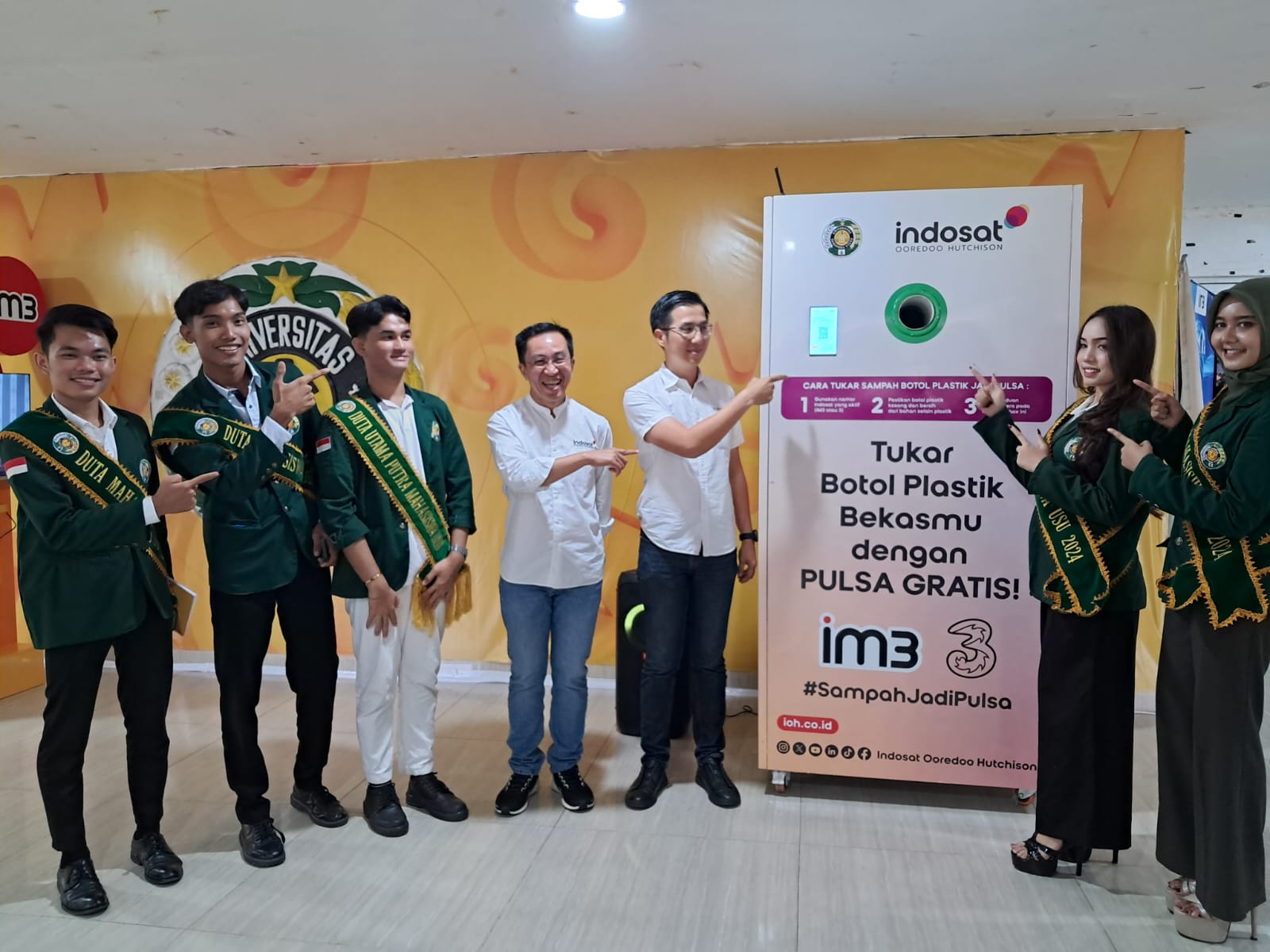 Agus Sulistio, EVP &ndash; Head of Circle Sumatra (4 dari kiri), saat peluncuran &lsquo;Sampah Jadi Pulsa&rsquo;, di Gelanggang Mahasiswa USU, Selasa (3/12/2024).