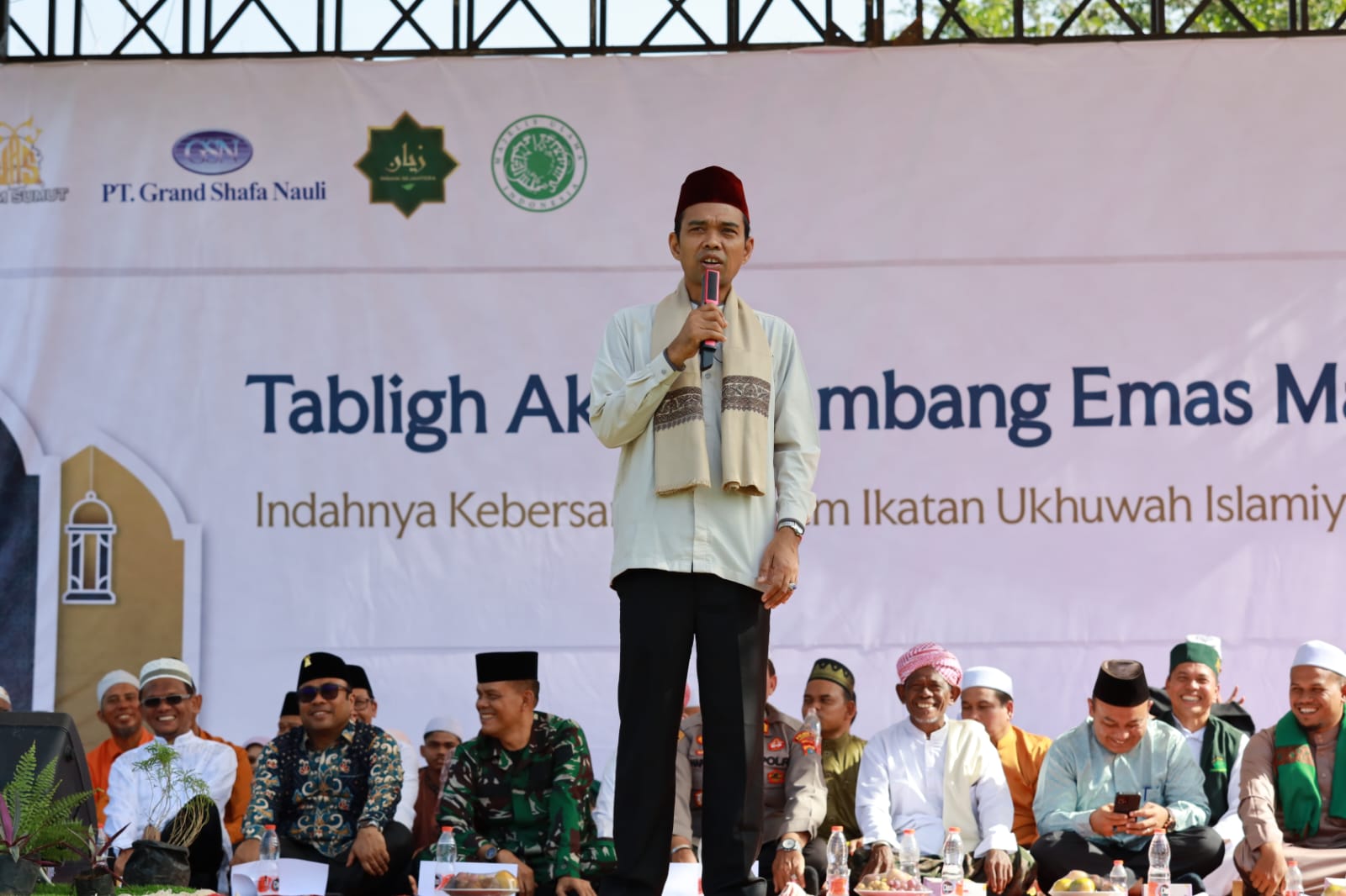 Ustadz Abdul Somad memberi ceramah dalam&nbsp;Tabligh Akbar Tambang Emas Martabe di lapangan PTPN III Batang Toru, Tapanuli Selatan, Sumatra Utara.