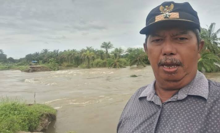 Kades Sialangtaji, L Sirait melaporkan soal sungai meluap.