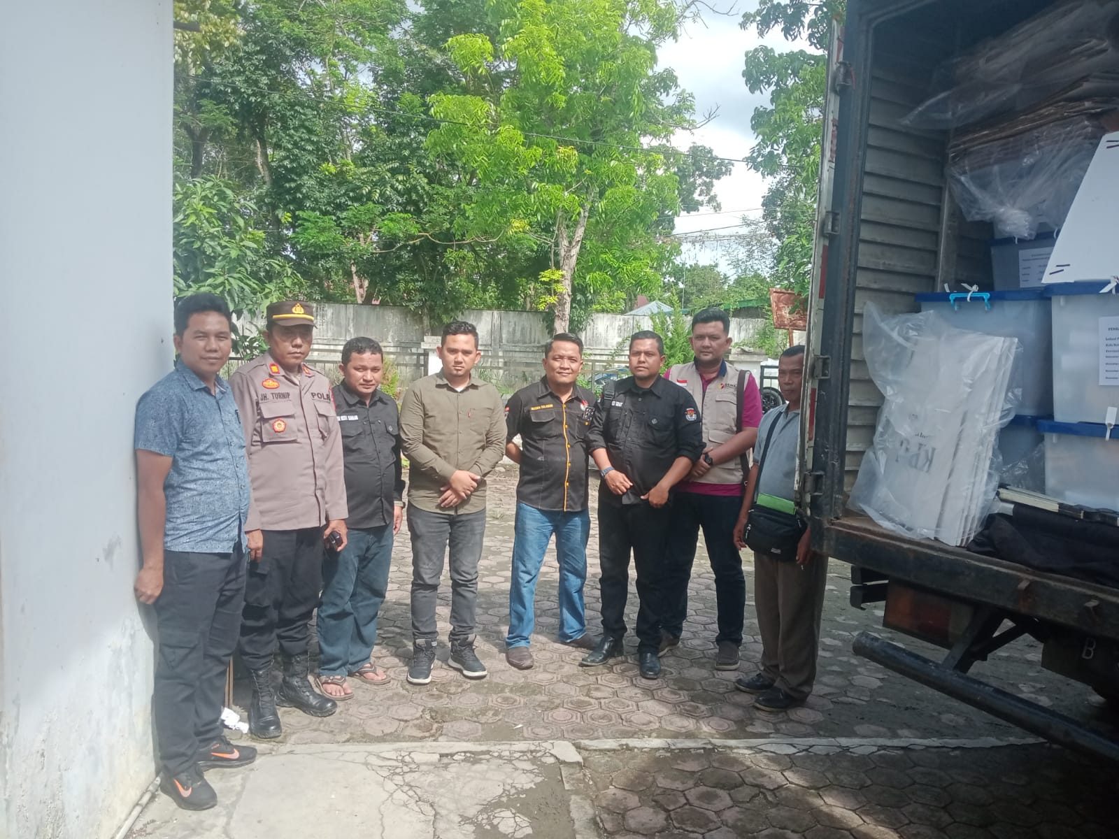 Polres Tanjungbalai mengamankan perpindahan kotak suara dari Kantor Panitia Pemilihan Kecamatan (PPK) ke Gudang KPU.