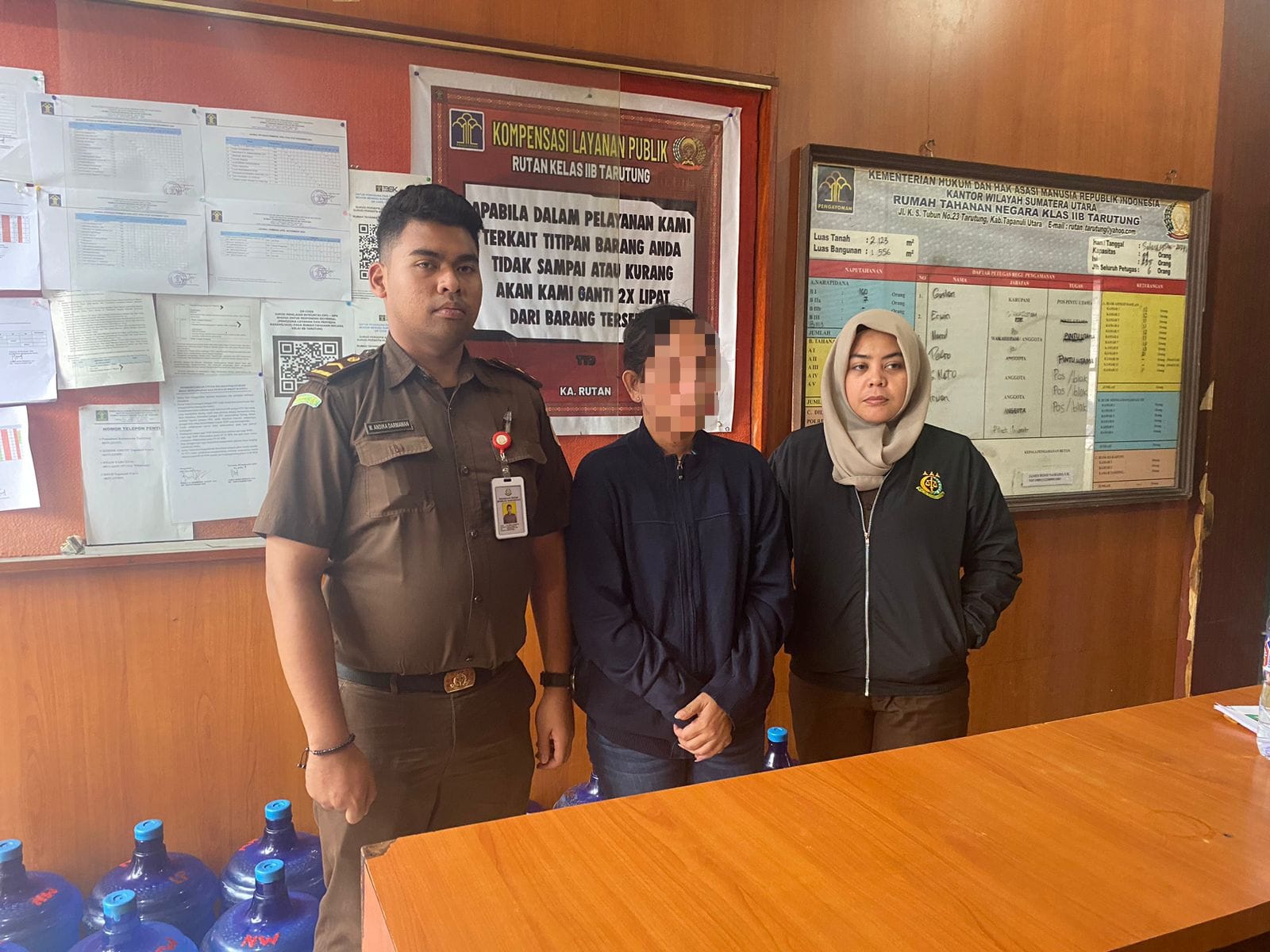 Kejaksaan Negeri Humbahas Serahkan Tersangka RN (PNS) ke LP Tarutung untuk ditahan selama 20 hari, Selasa (3/12).