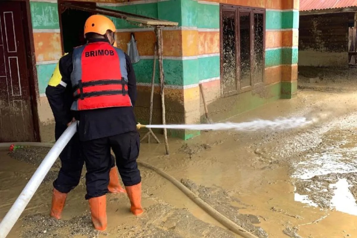 Personel Brimob diturunkan melakukan pembersihan lingkungan dan rumah warga di Tapsel.
