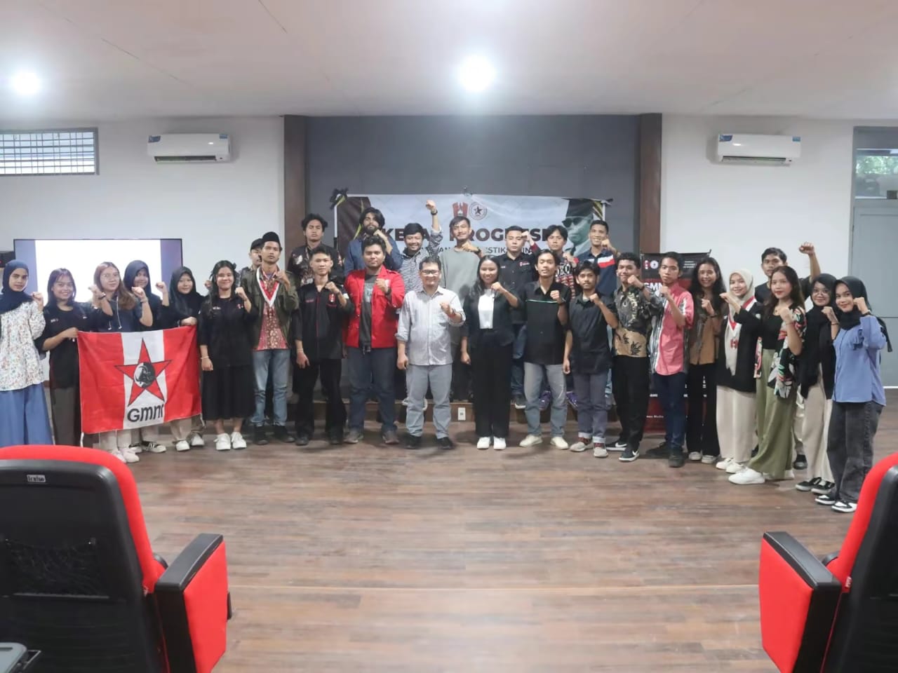 Sekretaris SMSI Kota Medan, Pran Hasibuan diabadikan bersama peserta pelatihan yang digagas GMNI FEB USU pada Selasa, 3 Desember 2024.