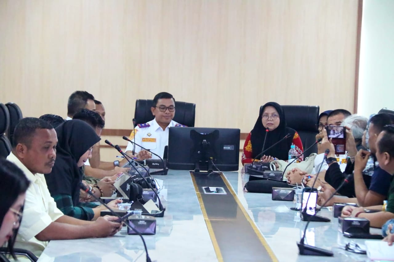 Kadishub Sumut, Agustinus Panjaitan didampingi Kabid IKP Diskominfo Sumut, Harvina Zuhra saat temu pers terkait kesiapan Sektor Transportasi Masal  Nataru 2025 di kantor Gubsu pada Kamis (5/12).
