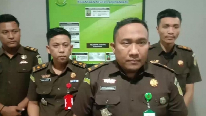 Kasi Intel Kejari Labuhanbatu, Memed Rahmad Sugama (dua kanan) bersama Kasi Pidsus (dua kiri) didampingi jaksa.