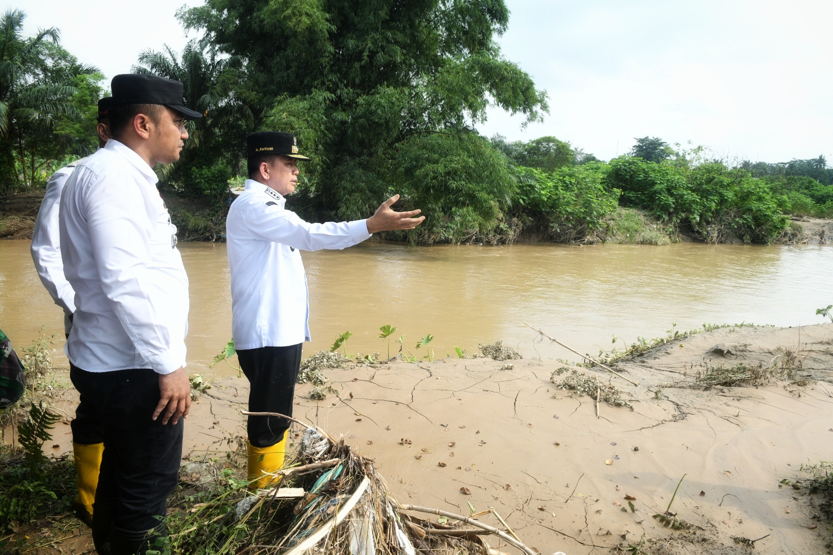 Pj. Gubernur Sumut, A. Fatoni meninjau kawasan terdampak banjir di Komplek Perumahan Villa Patumbak Permai dan Puri Indah Marindal.