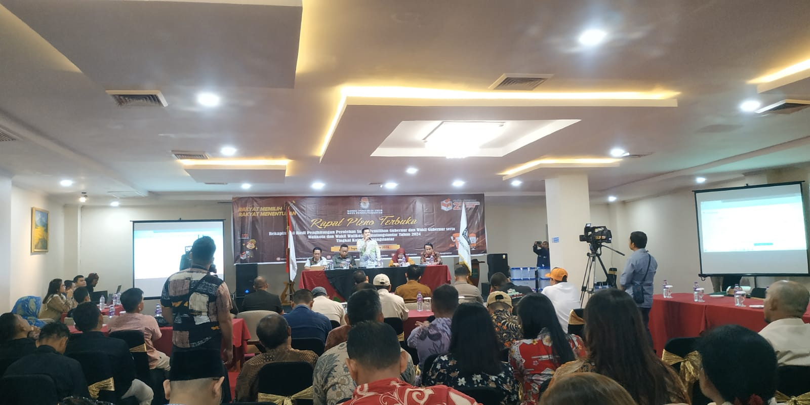 Rapat pleno terbuka rekapitulasi hasil penghitungan perolehan suara pemilihan gubernur dan wakil gubernur Sumut serta wali kota dan wakil wali Kota Pematangsiantar tahun 2024 di Sapadia Hotel.