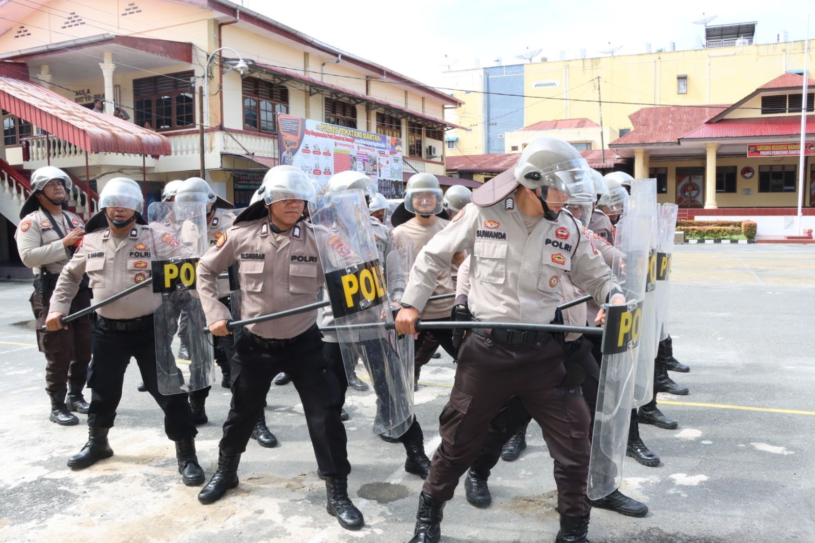 Personel Polres Pematangsiantar mengikuti latihan dalmas.