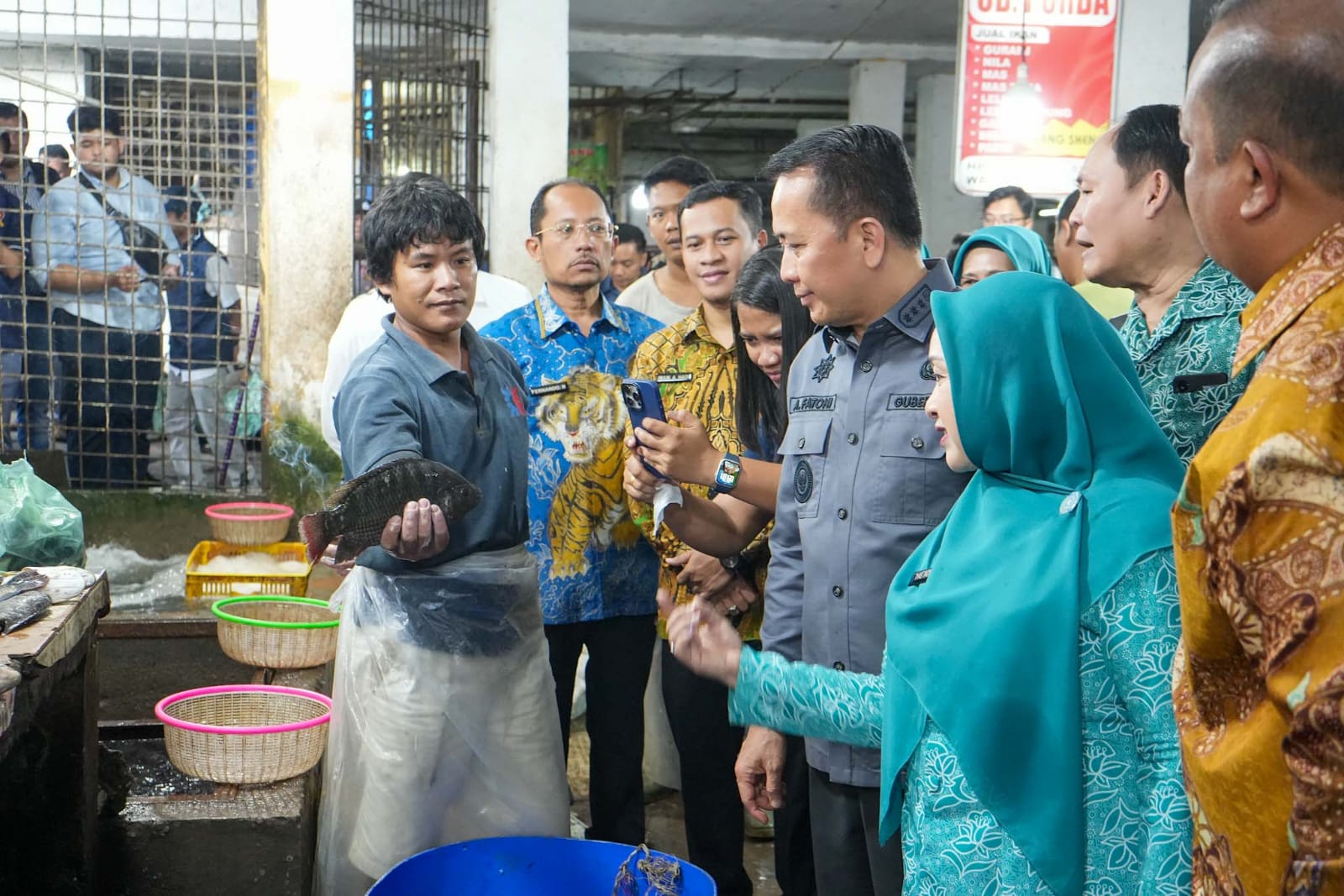 Pj Gubsu Fatoni memonitor harga komoditi pangan di Pasar Petisah, Medan.
