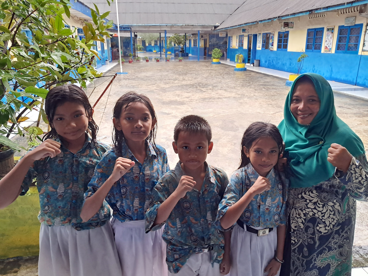 Kepala Sekolah SD Hangtuah 1 Belawan, Pujiati, Foto bersama beberapa anak muridnya usai jam pelajaran sekolah, belum lama ini.