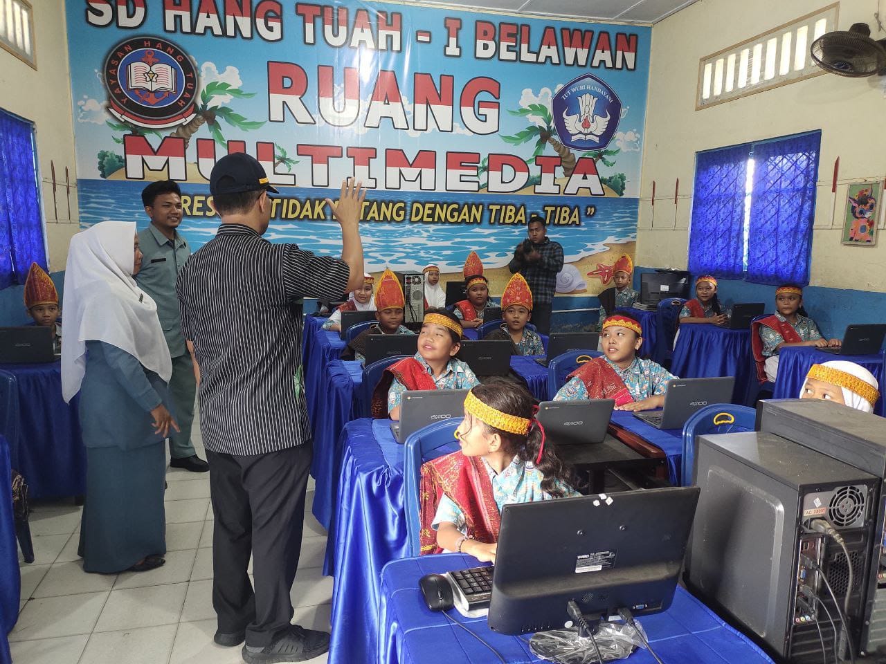 Kunjungan Ketua Yayasan Hangtuah ke SD Hangtuah 1 Belawan, di rumah multi media sekolah.