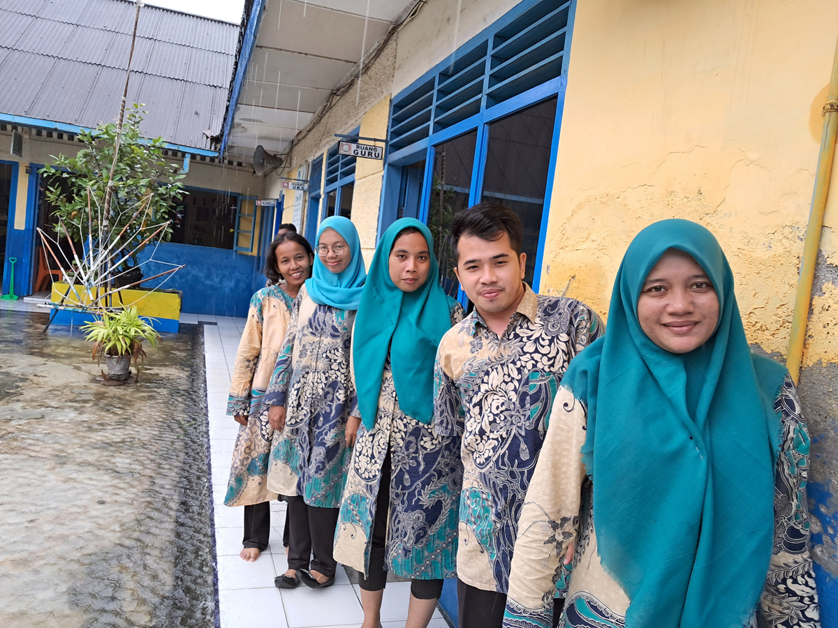 Para guru di SD Hangtuah 1 Belawan, berfoto di depan ruang guru, belum lama ini. Mereka mengaku pelatihan dari Tanoto Foundation sangat bermanfaat.