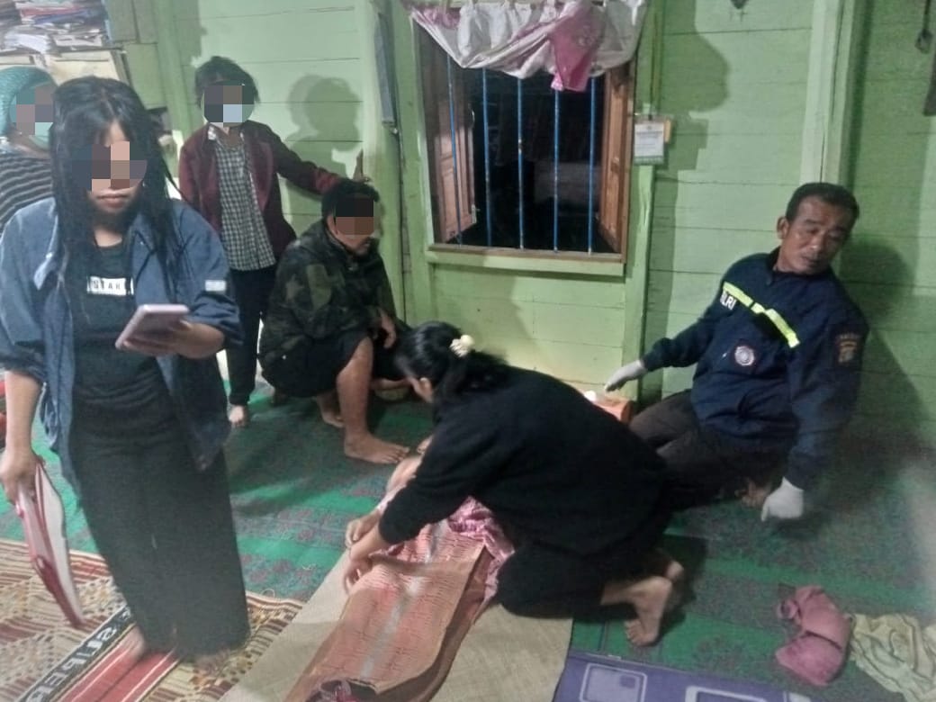 Polisi saat mendatangi rumah korban penemuan mayat di Desa Simbolon Purba, Kec. Palipi, Kab. Samosir.