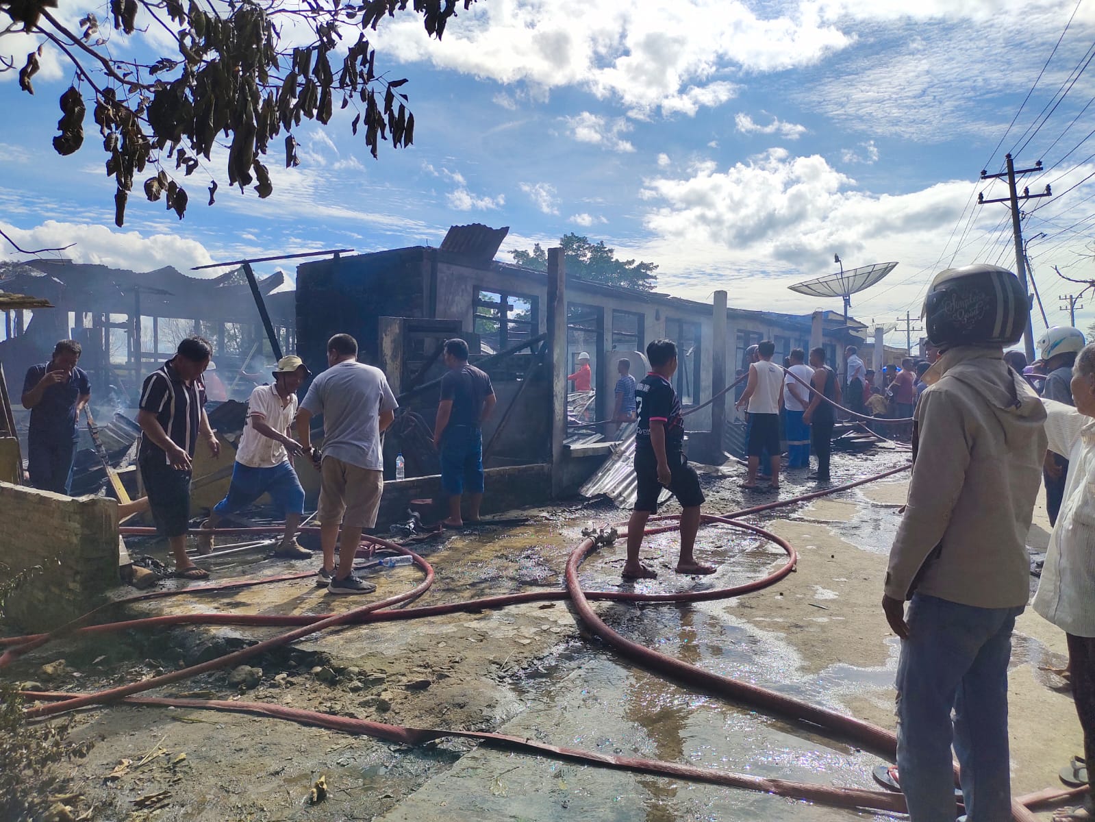 Lima unit rumah hangus terbakar tepatnya di Desa Pangombusan, Kecamatan Parmaksian, Kabupaten Toba, Sabtu (7/12/2024) siang.