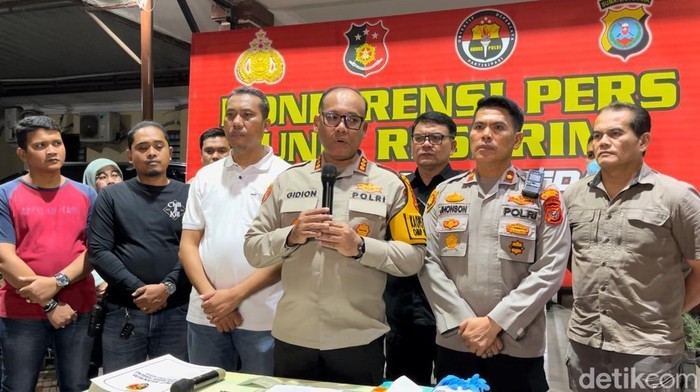 Kapolrestabes Medan Gidion Arif Setyawan saat konferensi pers.  Ronald Situmorang (kiri) dan Wasty Sinaga (kanan).