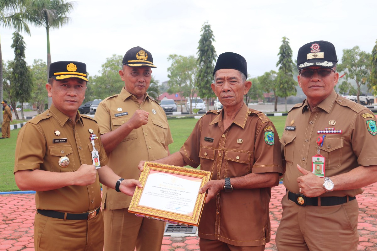 Penyerahan tali asih kepada ASN yang memasuki purna tugas di Paluta.