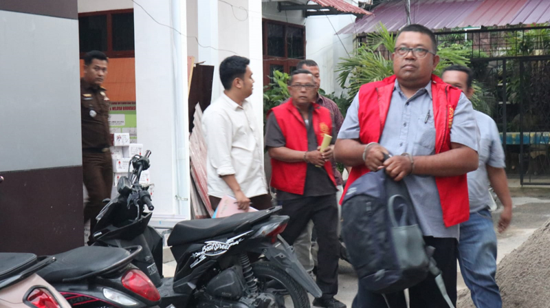 Mantan Dirut PUDAM Tirta Bina Labuhanbatu (pakai rompi merah) saat hendak dikirim ke Lembaga Permasyarakatan Rantauprapat.