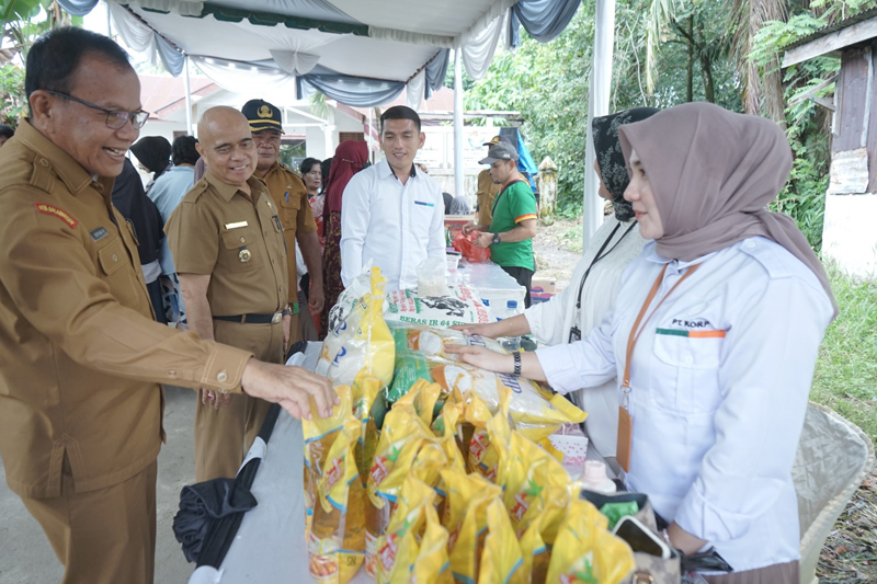 Operasi Pasar Reguler dan Pasar Khusus di Kantor Kelurahan Lestari.