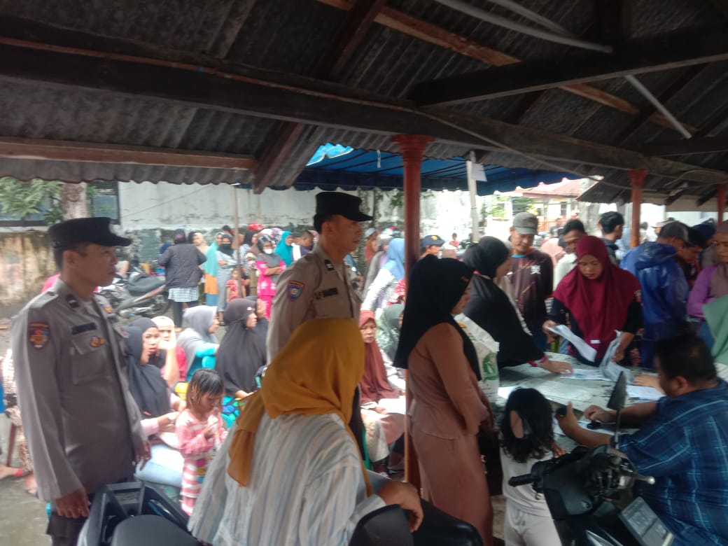 Penyaluran beras cadangan pemerintah kepada warga Kota Tanjungbalai.